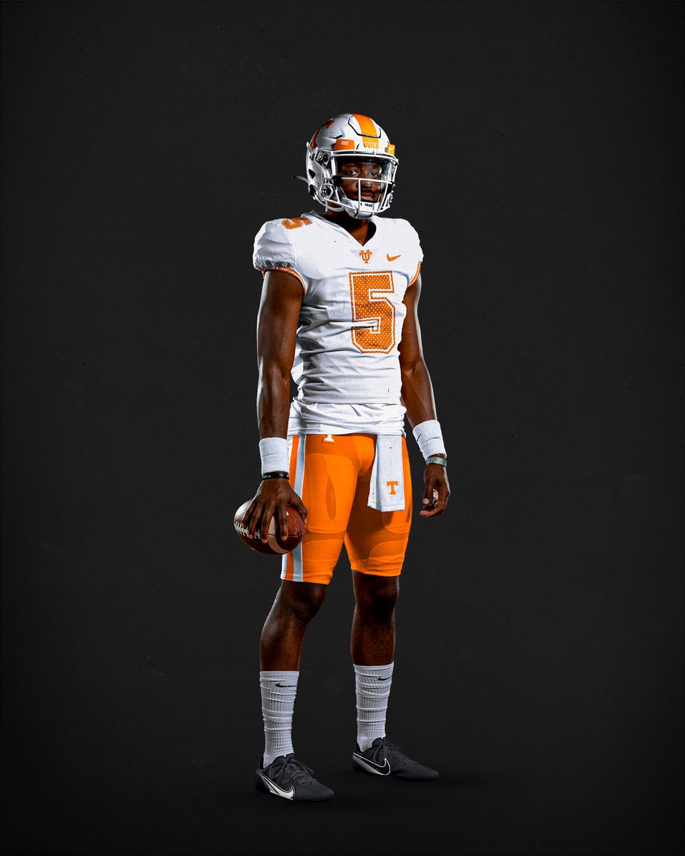 CfieldsVFL's tweet photo. Just imagine seeing these beautiful throwbacks on the field one more time. https://t.co/oMWjMqzNMh