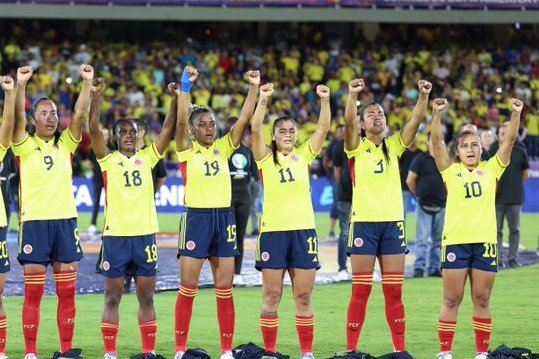 PauloCCortes's tweet photo. Las jugadoras colombianas protestan por la desigualdad en los premios para la Copa América, 20 millones de pesos para TODO el grupo por victoria, además las otras selecciones reciben su premios en dólares, las colombianas en pesos... https://t.co/RP26kqX81h