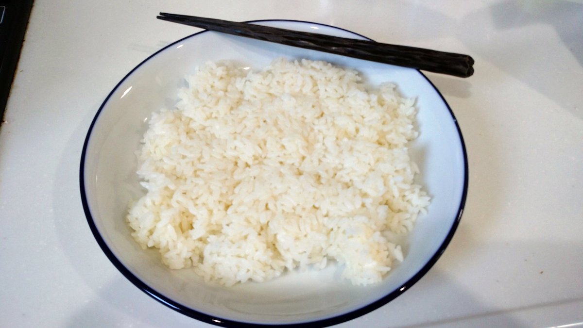 「爽やかな土曜日の朝ごはん。まず炊飯器の残りごはん。そして目玉焼きを作る。もうわか」|柚月猫のイラスト