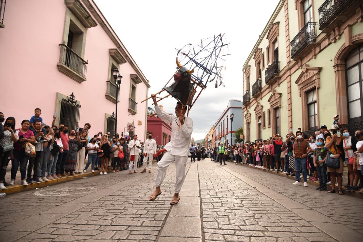 GuelaguetzaOf's tweet photo. Nuestro primer convite lleno de colorido y algarabía, así se vive nuestra #Guelaguetza2022 https://t.co/l3qeuRErBh