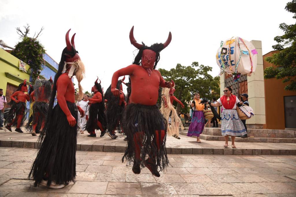 GuelaguetzaOf's tweet photo. Nuestro primer convite lleno de colorido y algarabía, así se vive nuestra #Guelaguetza2022 https://t.co/l3qeuRErBh
