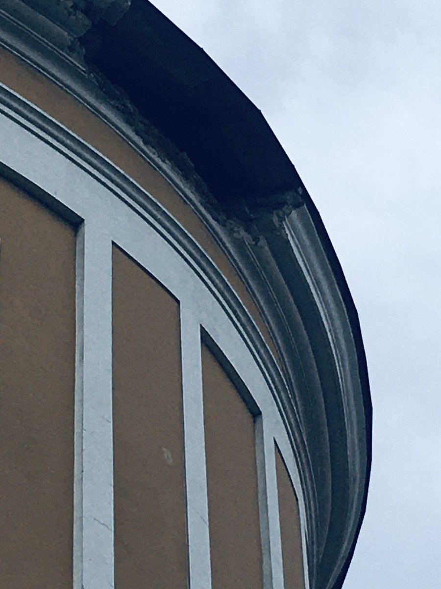 SrMfox's tweet photo. Wczoraj nam odpadło kawał gzymsu z kościoła bez przyczyny … #misje_w_čr https://t.co/GhNXGAXnRT