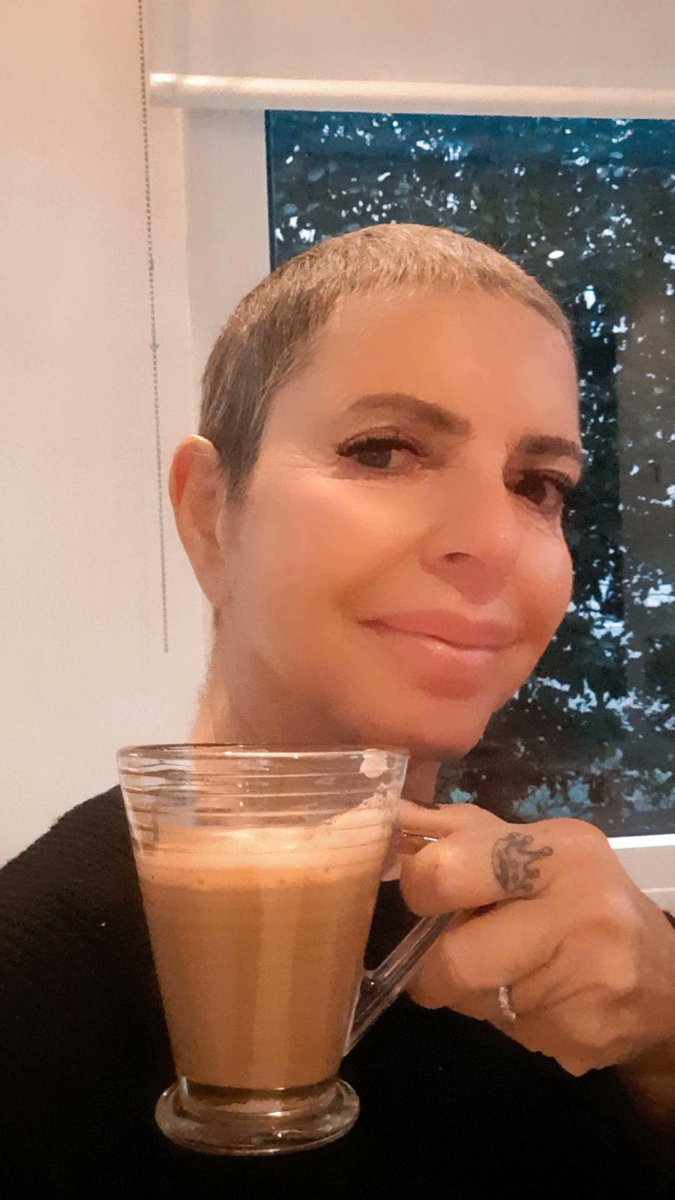 Vivi40478222's tweet photo. Tomando un rico café. Me puse pestañas por q por la quimio se me cayeron! https://t.co/9M47VqDYCh