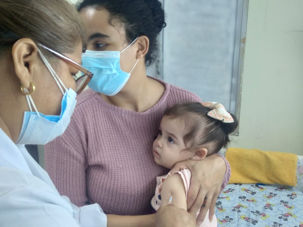 Salud_Guayas's tweet photo. #VacúnaleYA | "Somos los padres los llamados a estar pendiente de las vacunas de nuestros hijos, por eso es importante que estén inmunizados cuando les corresponde, indicó Katherine Mascareño, madre de Enma de 1 año.

#InfanciaConFuturo https://t.co/P8z2ilVtws