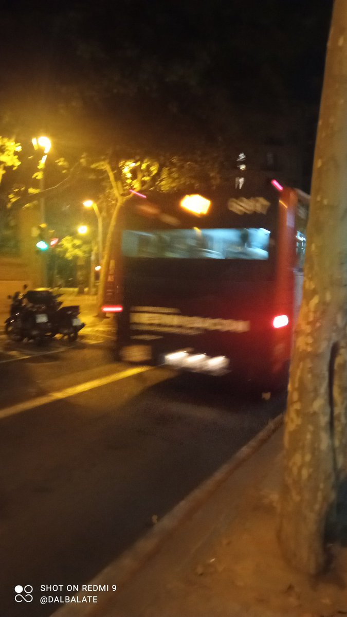 David_Albalate's tweet photo. El.conductor de la línia 47 del cotxe 6917 ara al bus 22:43h . 
No hauria de conduir amb tanta agressivitat. A dins i anem persones.
A part del pessim.servei general del Bus a BCN, a més descerebrats al volant
@TMBinfo @cgtbus @UGTBusTMB  @bcn_ajuntament @tmb https://t.co/m38huLMHeJ