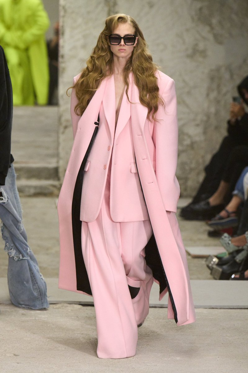 dreamsofgold__'s tweet photo. Vetements S23 https://t.co/ecprEa6dVS