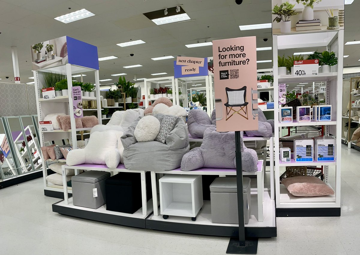 MaySandlin11's tweet photo. Some Friday Fabs from the Style Team😍✨ #visualmerchandiser #Target #remerch #standards #colorstory https://t.co/A0BlBEBWfN