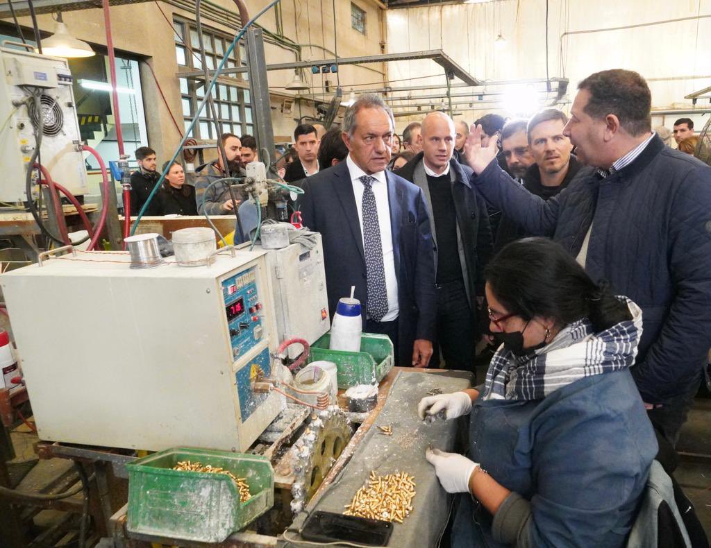 Seguimos acompañando a PyMEs de San Martín y de todo el país para que puedan invertir, crecer y generar empleo. 

Con los ministros <a href="/danielscioli/">Daniel Scioli 🇦🇷</a> y <a href="/CostaAugusto9/">Augusto Costa</a> y el intendente <a href="/fmoreiraok/">Fernando Moreira</a> visitamos Interlaken, metalúrgica de más de 70 años que sigue apostando por Argentina 🇦🇷