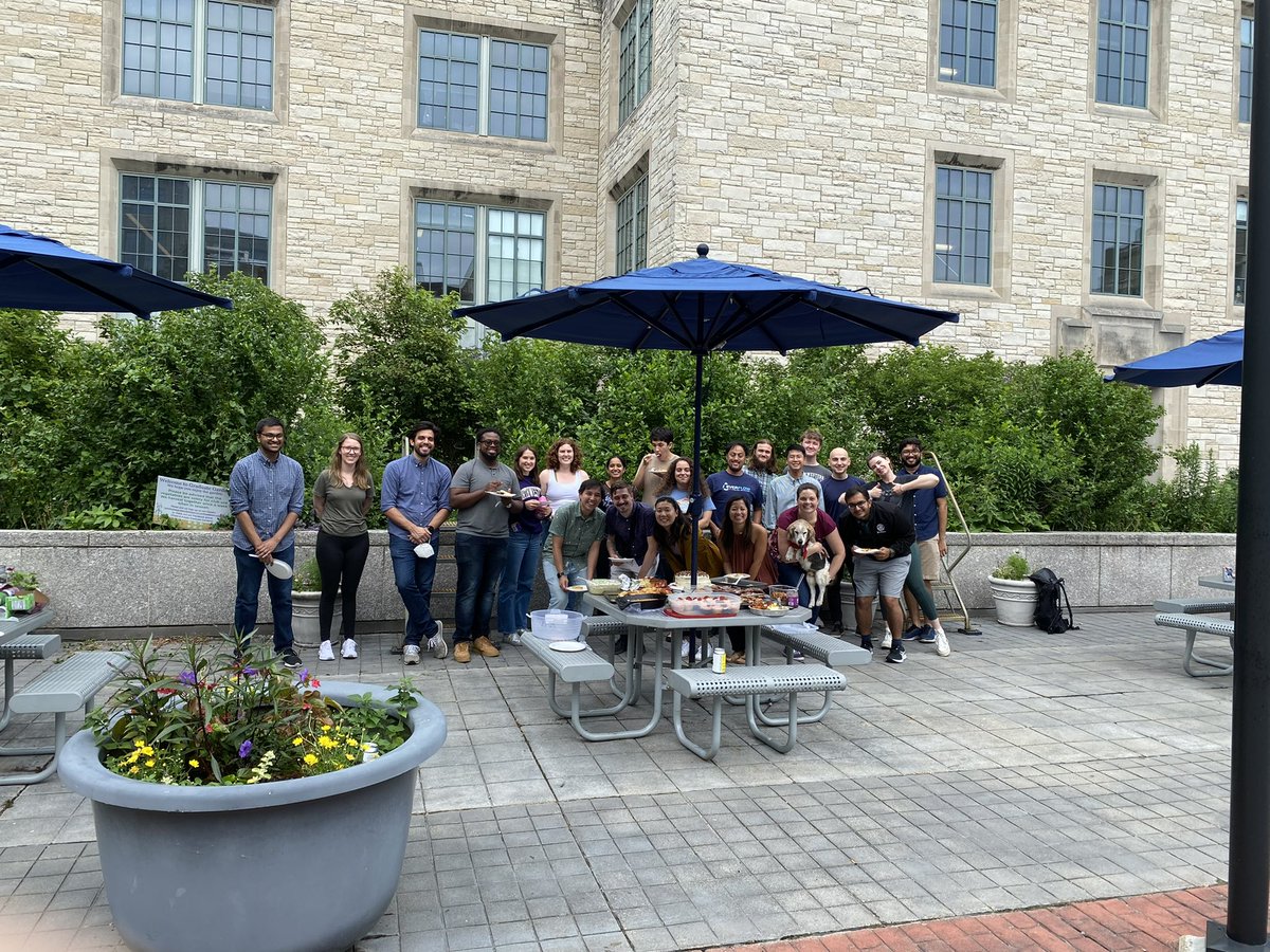 tyolabnu's tweet image. But let’s be real, the actual winners are all the grad students and postdocs who had an afternoon filled with far too much sugar. #NUChBEBakeOff
