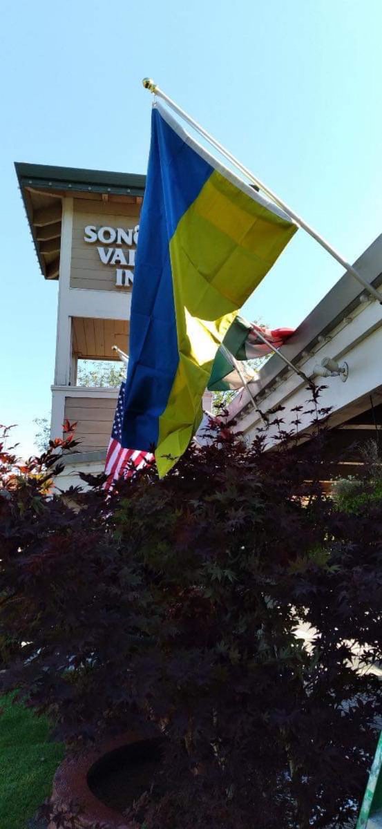 mikkelwrang's tweet photo. ‘@bestwestern in Sonoma, CA listened and acted swiftly taken down the Russian flag 🇷🇺 replacing it with the Ukrainian flag🇺🇦 👏🏻👏🏻 #SlavaUkraini !! @Ukraine https://t.co/tr8NeQTqbV