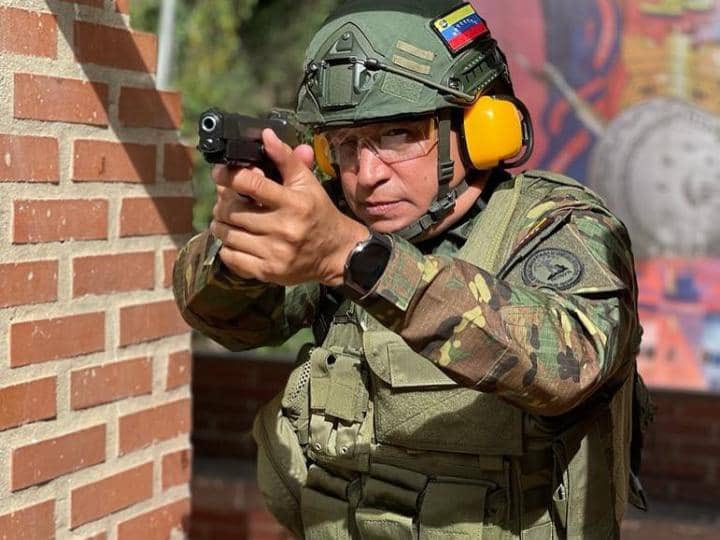 vladimirpadrino's tweet photo. Nuestro CJ @NicolasMaduro ha ratificado al MG Félix Osorio al frente del glorioso Ejército Bolivariano, con brújula y azimut trazado; soldado patriota quien ha elevado la cultura productiva en el componente, así como su adiestramiento, apresto y cohesión. ¡FELICITACIONES! https://t.co/Bmwhg5AwTO