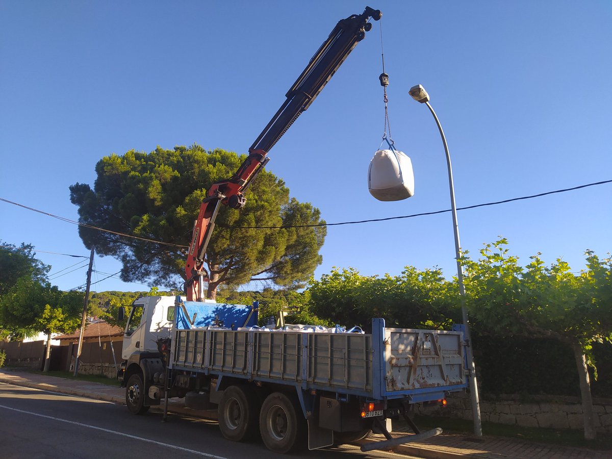ivangalanf's tweet photo. Sorteando los cables con nuestro servicio de cabestrante para la descarga del material https://t.co/ketmAiBmfX