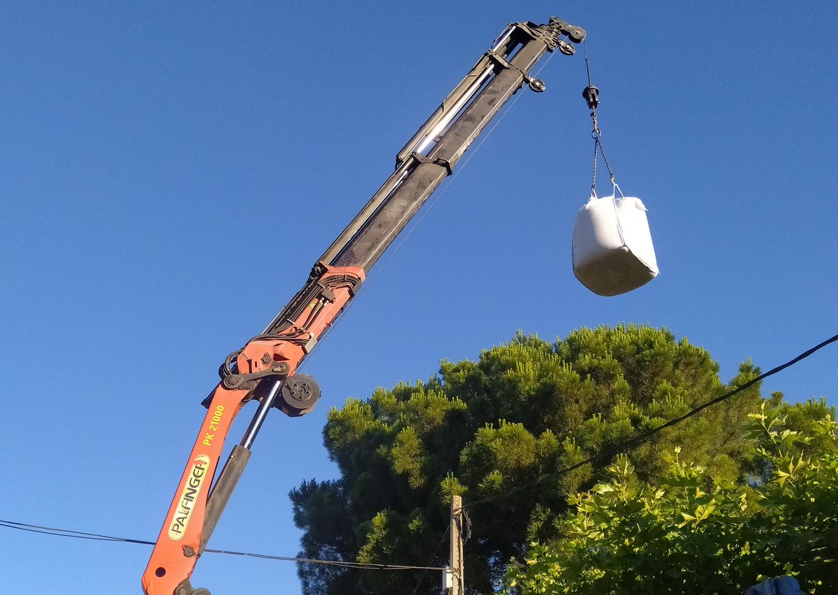 ivangalanf's tweet photo. Sorteando los cables con nuestro servicio de cabestrante para la descarga del material https://t.co/ketmAiBmfX