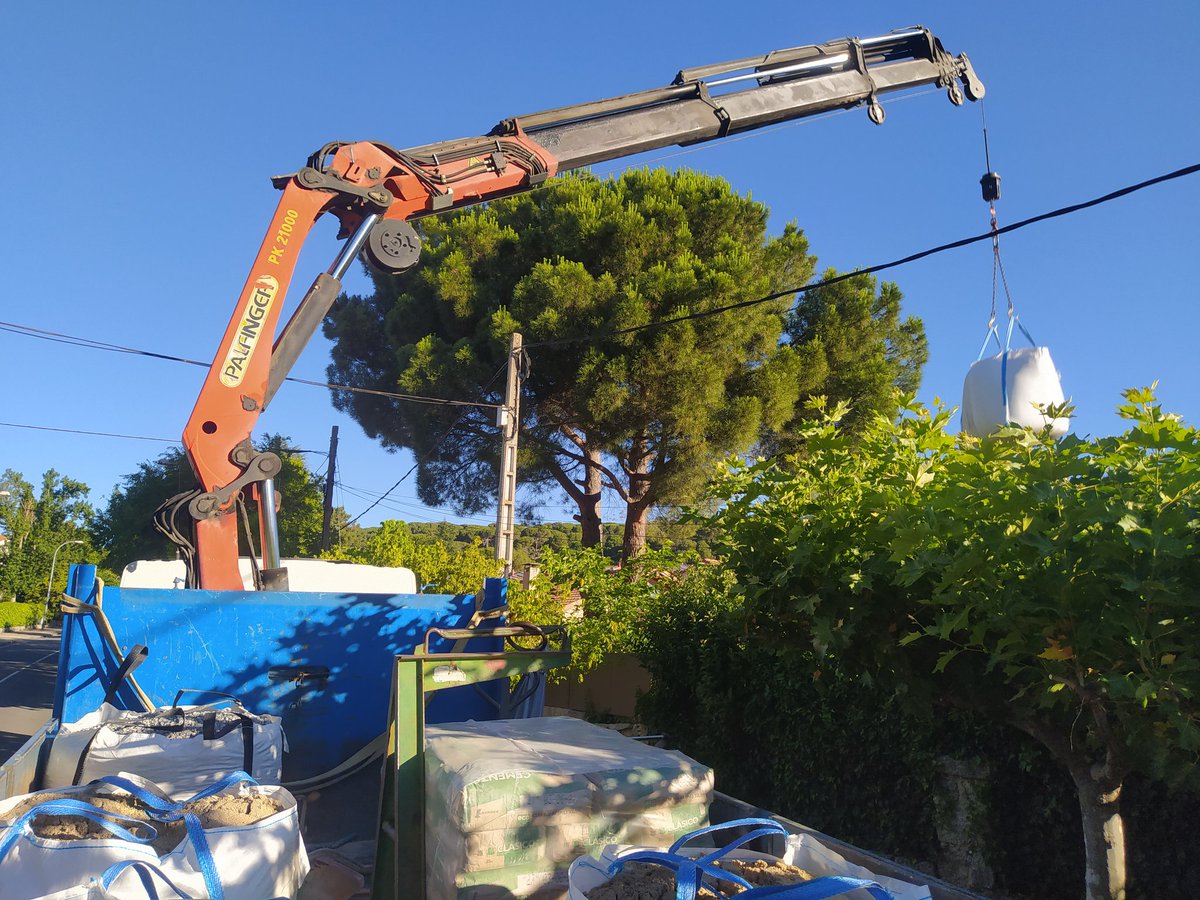 ivangalanf's tweet photo. Sorteando los cables con nuestro servicio de cabestrante para la descarga del material https://t.co/ketmAiBmfX