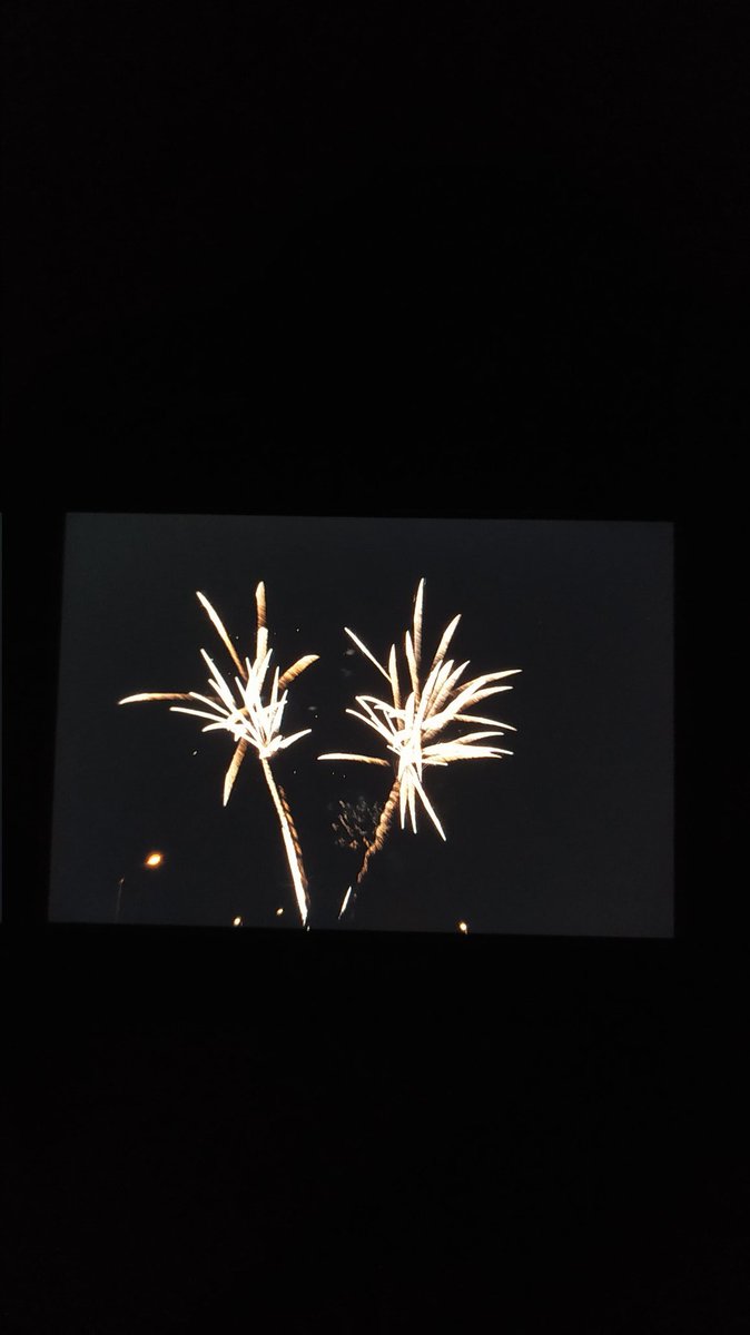 MeteoIsere's tweet photo. Photos brutes, avant analyse sur ordinateur. Feu d'artifice de #Renage. https://t.co/Gq15RLQD8d