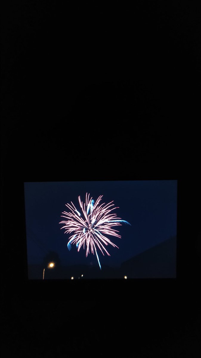 MeteoIsere's tweet photo. Photos brutes, avant analyse sur ordinateur. Feu d'artifice de #Renage. https://t.co/Gq15RLQD8d