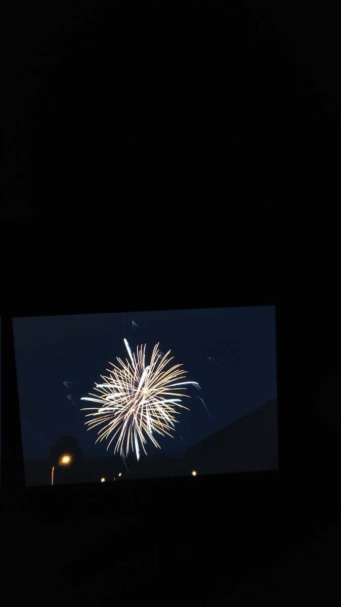 MeteoIsere's tweet photo. Photos brutes, avant analyse sur ordinateur. Feu d'artifice de #Renage. https://t.co/Gq15RLQD8d