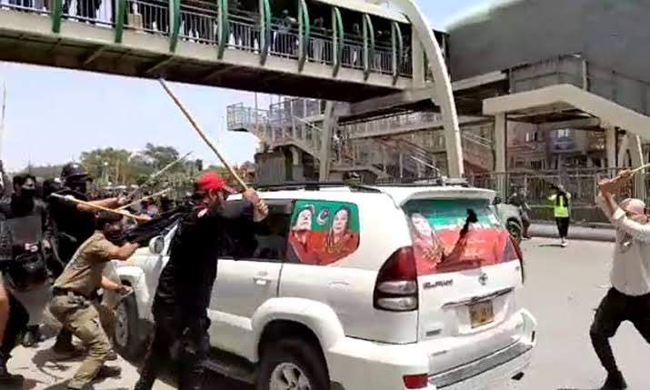 tariqmateen's tweet image. منافقت کیا پے۔ احسن اقبال کے خلاف لگنے والے نعروں کو کمینی حرکت کہنا اور ایک خاتون پر پولیس اور سیاسی غنڈوں کے مشترکہ حملے کے بعد کہنا لانگ مارچ ناکام تھا۔ شہر شہر بارش ہو رہی ہے ڈوب مرو بے شرمو۔