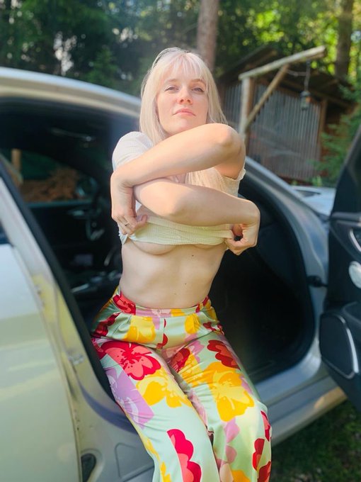 Darling it's hot outside... 🔥😛 Kindly see the rest here: https://t.co/FWZj8hti6Y https://t.co/Ns8ett