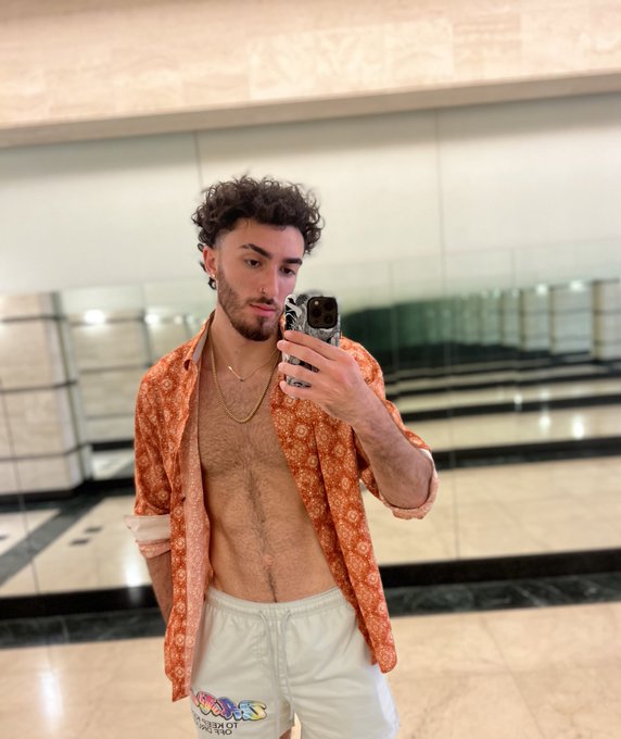 Last minute trip to Miami! I'll be there today until the 18th 👀 who's gonna hit the beach with me? https://t