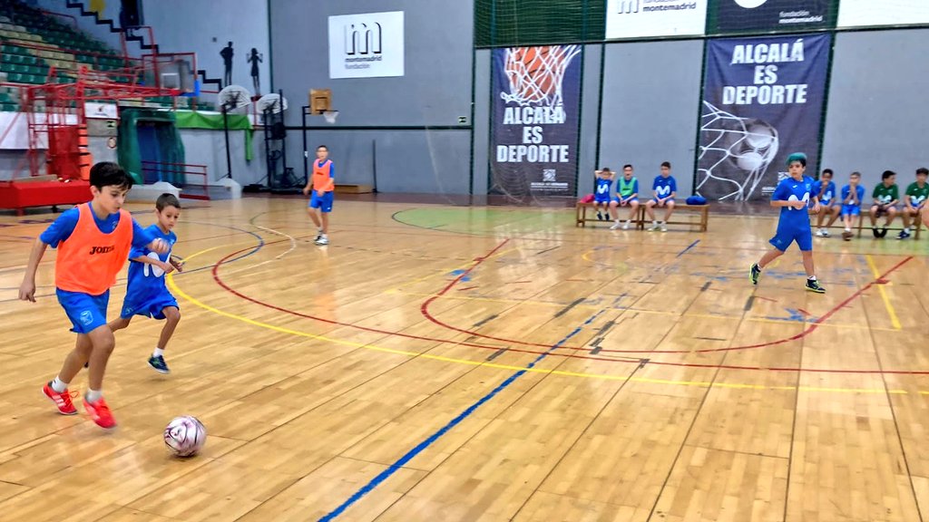 AcademiaInterFS's tweet photo. CAMPUS |
☝️ Hoy los chicos del #CampusMovistarInter culminando una gran semana de formación y #FutbolSala con la disputa de la #InterCup 🏆.
🔜 Este sábado celebramos la tradicional Clausura 😎🎉.
#AlcalaDeHenares https://t.co/tFgDE1JVqk