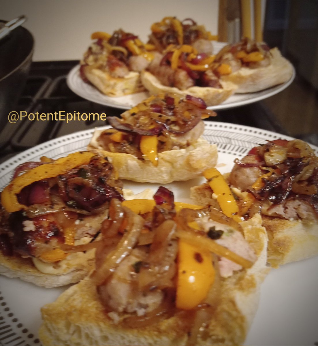 PotentEpitome's tweet photo. #speedy #dinnertime #humous #oliveoil #toasted #ciabatta #fried #onions #peppers #toulouse #sausage https://t.co/fF7S6TPGrz