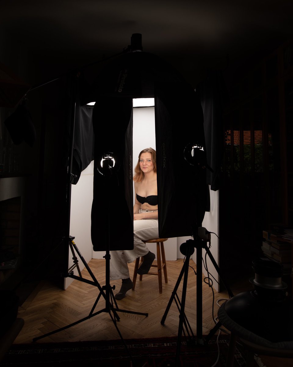 DGeborek's tweet photo. I think this is my new favourite #headshot setup! 3 lights from @profoto and a good wall in with @VFlatWorld is pure magic 📸 

Shot vs Location #bts https://t.co/SO17SsU6gG