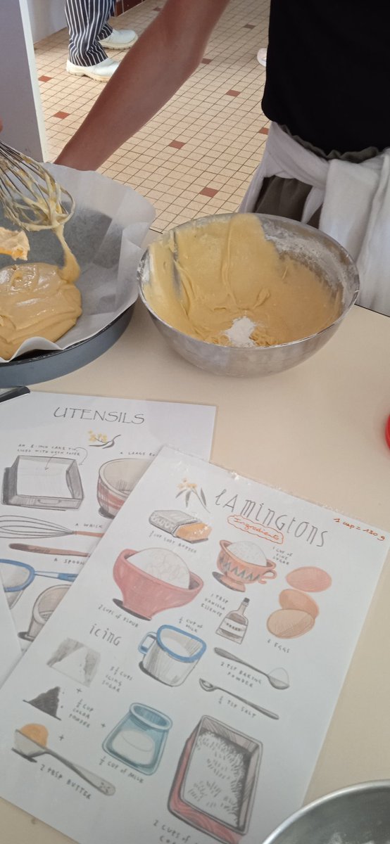 CollegeCasteret's tweet photo. J1 #ÉcoleOuverte: jeux de société en anglais, atelier cuisine( banana bread et lamingtons) pr faire des #Maths et de l'anglais autrement et atelier d'expression orale. Apprendre autrement et accueillir des Cm2 qui découvrent leur futur collège @dsden16 @acpoitiers https://t.co/S2O8tSS4s9