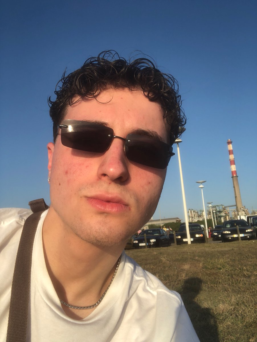svsavila's tweet photo. Las pibas: Tendrían que cerrar las refinerías, deberíamos ir todos en coche eléctrico
El pibe con coche del 2001 sin turbo: Refinería delante de la playa, padrea más si puedes vegana https://t.co/H7jboNoegO
