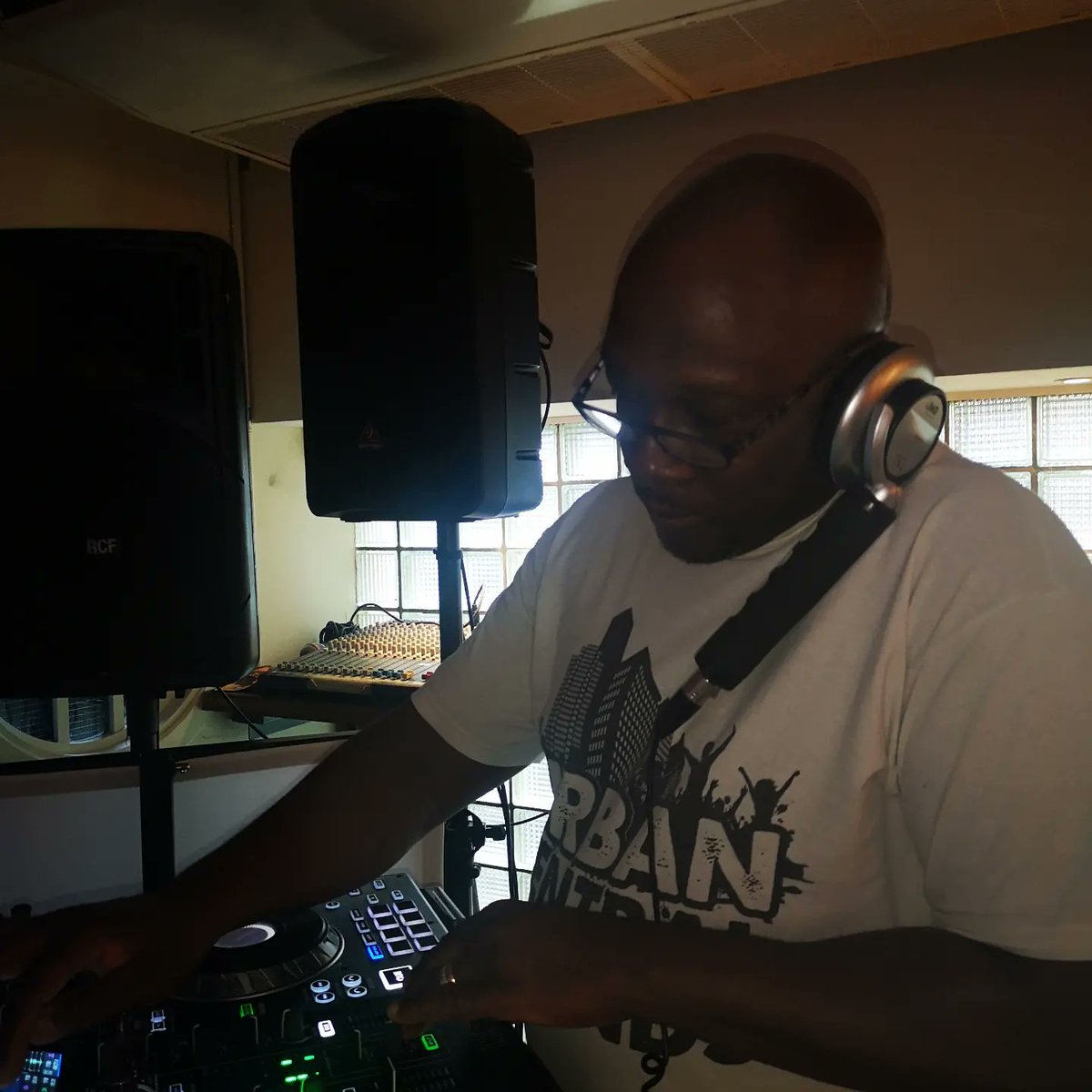 melcarrol's tweet photo. Playing at Tom's #soulfulhouse and #disco #30th
#birthdaycelebration
#party

@SquareClifton
@melcarrol 
@CarmenCarrol1
#fortheloveofmusic
#housemusic https://t.co/8EVumXiS6a