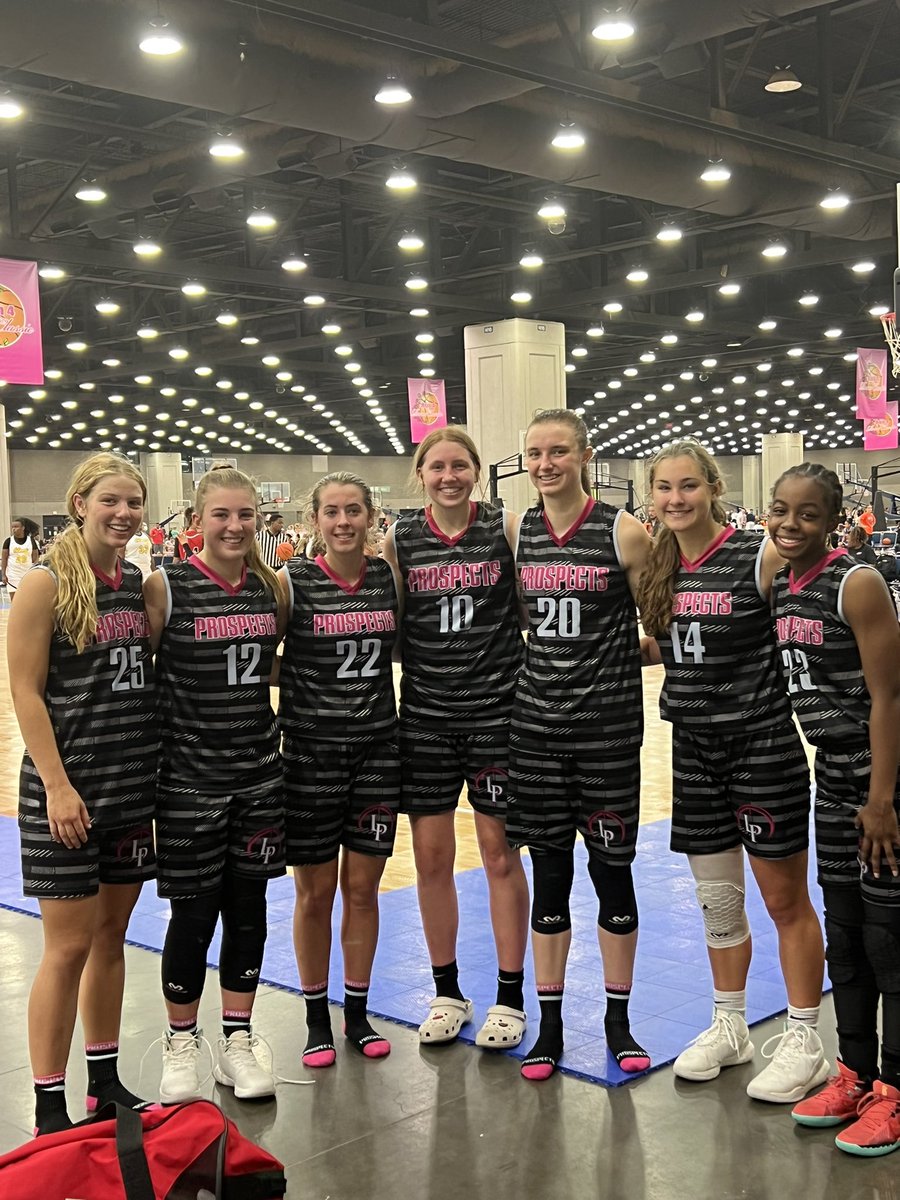 The 17U ended the @tfnsrun4roses with a dominant win over FBG. They’re now headed to Chicago for the Nike TOC(<a href="/niketoc/">Nike Tournament of Champions</a> ). 
KS ➡️ Louisville ➡️ Chicago #GetBetterEveryDay #TheLPSisterhood🔴🔵