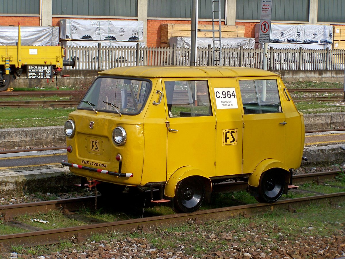 It's a train, it's a #van, it's a train, it's......#Motocarrello #Fiat 500 c694 #FiatFriday