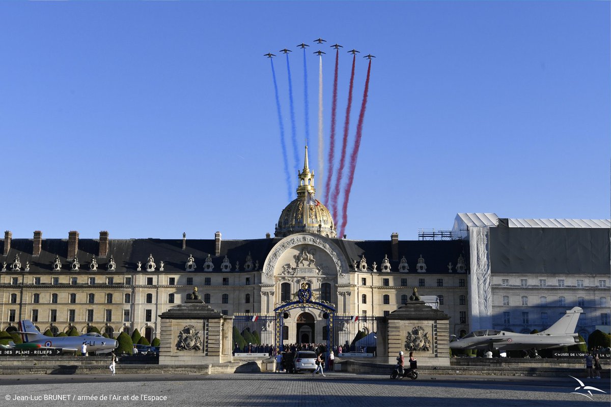 Belle inauguration #invalides <a href="/Armee_de_lair/">Armée de l'Air et de l'Espace</a> <a href="/Dassault_OnAir/">Dassault Aviation</a> <a href="/CEM_AAE/">Chef d'état-major armée de l'Air et de l'Espace</a> <a href="/Stephane_Fort/">Stéphane Fort</a> avec un magnifique passage de la <a href="/PAFofficiel/">Patrouille de France</a> #cesa #ouragan