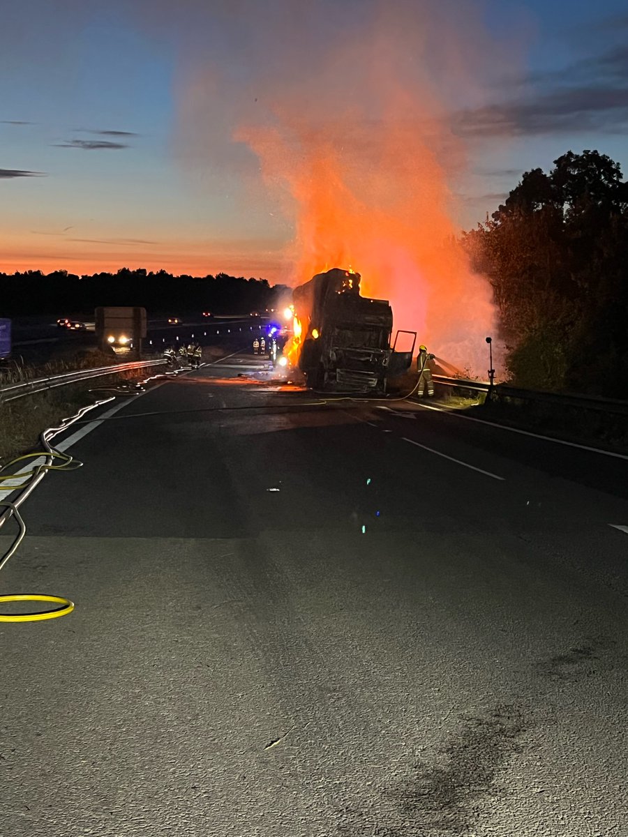 tvprp's tweet photo. #OXONRPBshift have had a busy shift, 2 serious injury collision attended. M40 junction 9 southbound off slip closed due to lorry fire carrying straw. Likely to be closed until tomorrow afternoon due to resurfacing. #p1514 https://t.co/30WS9so1HK