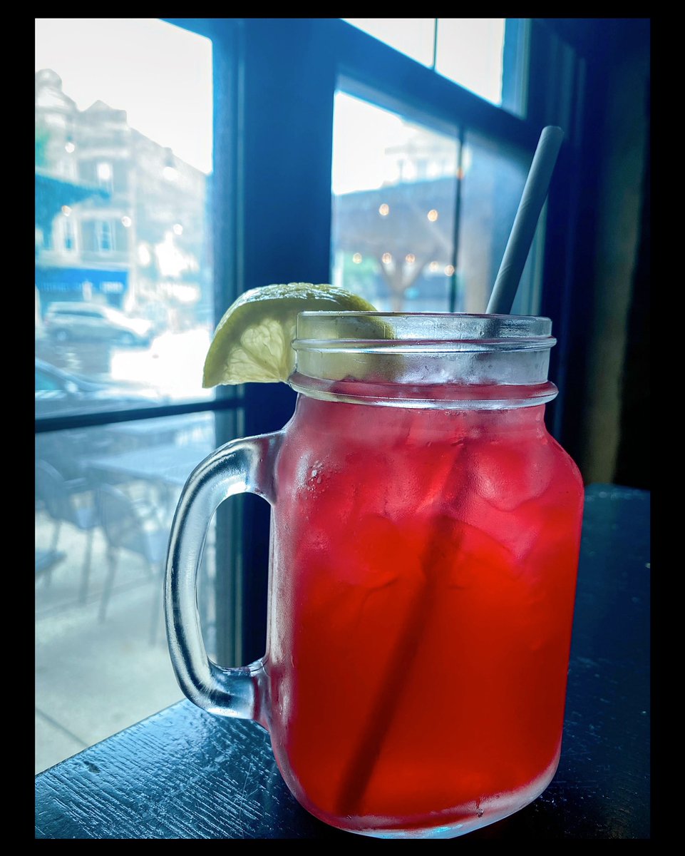 BrownstoneChi's tweet photo. Forecast calls for partly cloudy skies and heavy pours of pink drinks 🌺 https://t.co/6sQzJQyU0L