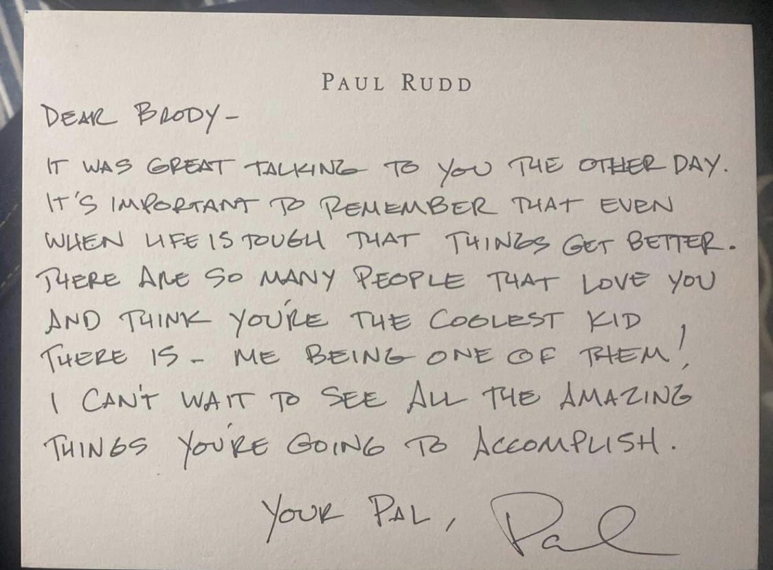 GeekZoneGZ's tweet photo. ¡EL MEJOR DEL MUNDO! Tras enterarse del caso de un niño de 12 años que sufría bullying en clase y al que sus compañeros no quisieron firmarle el anuario, Paul Rudd le escribió una carta, le firmó un casco de Ant-Man e hizo una llamada de FaceTime con él. https://t.co/4oRwbi07mM
