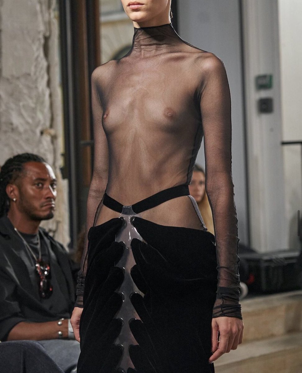 MOSSYVIBES's tweet photo. alaïa ss23 details https://t.co/XLTBWZLFed