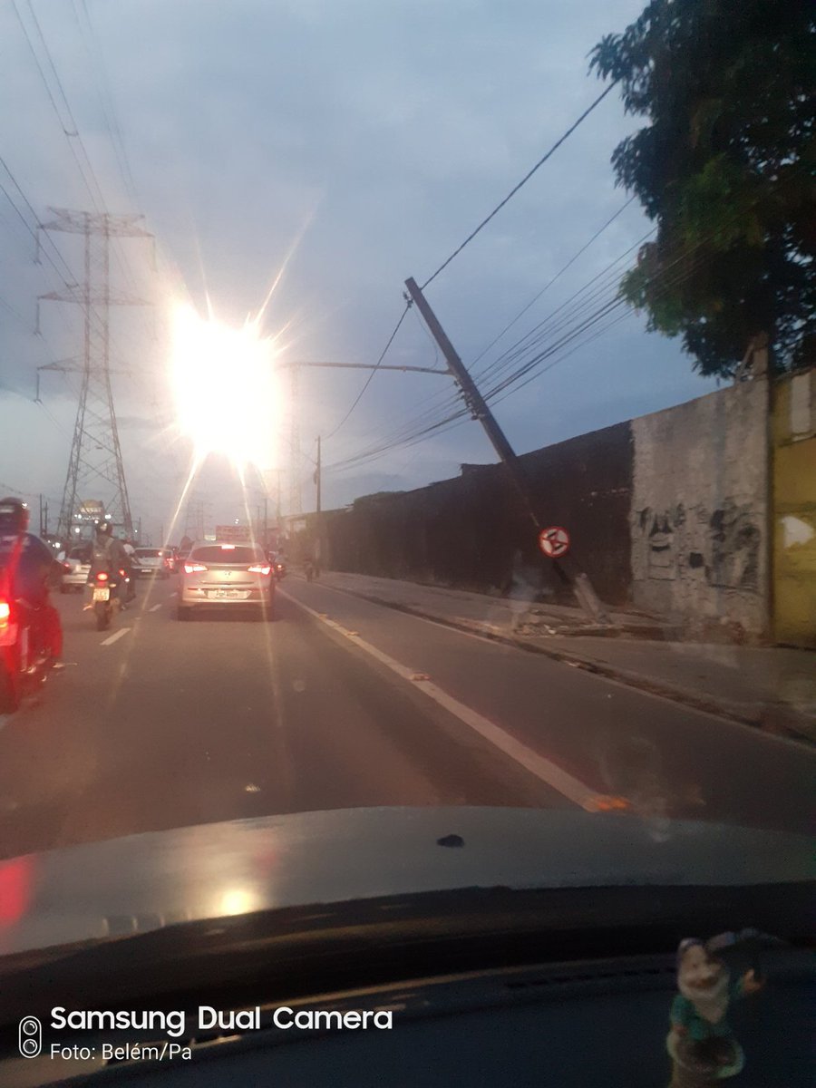 esobreiro's tweet photo. @equatorial_pa poste quebrado na independência, próx. ao Assaí. Risco iminente de queda na via. https://t.co/Focr8qJbhY