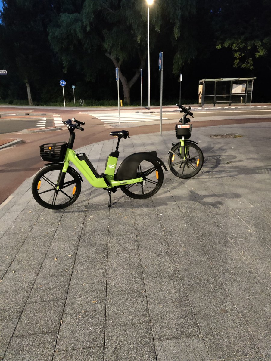 Mannatje's tweet photo. Laatste rondje 🐕 @radilaak
Linnaeusstraat Genestetlaan helaas de koelkast ligt er nog. @bredemeijer

En de @gosharingoff  #deelfietsen staan echt niet fijn zo. Krijg ik nog antwoord op mijn vraag  @GemeenteDenHaag  @RvanAsten  of dit een parkeerterrein wordt? #straatvervuiling https://t.co/c84wZzdOoB