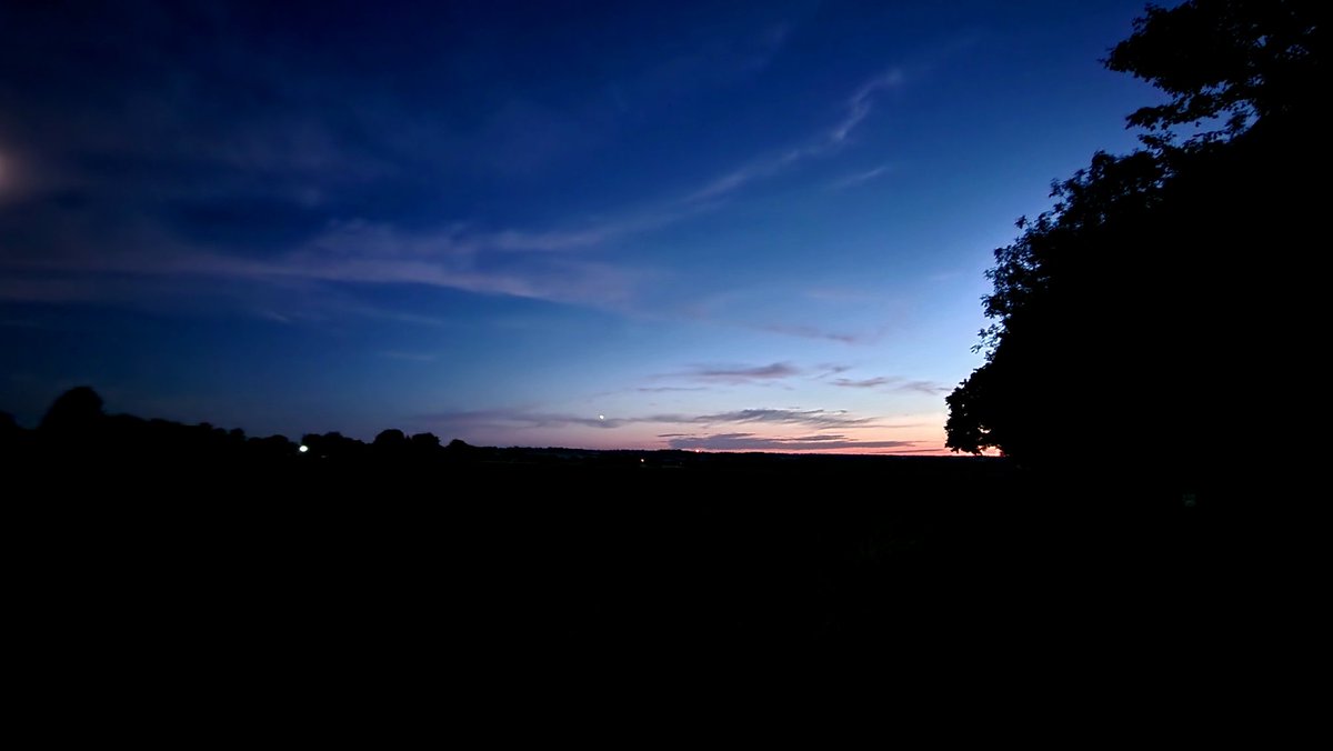 @PamJMarchant @countrymousie @victorthevole @ThePhotoHour @StormHour @metoffice @MarkGlennMurphy @BBCNagga @carolkirkwood @MetMattTaylor @SwanLavenham @bbcweather @BBCLookEast a little Suffolk twilight