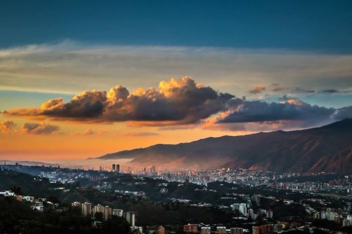 solcire_wicca's tweet photo. Como no amar con locura sus colores, si cada tarde nos regala matices que te pueden robar el aliento, Ávila imponente y eterna, Caracas única y perfecta, inspiradora y enérgica. 

Describe Caracas en 3 palabras 🔽
Fuerte, madre, liberadora... https://t.co/dF7oUVz15d