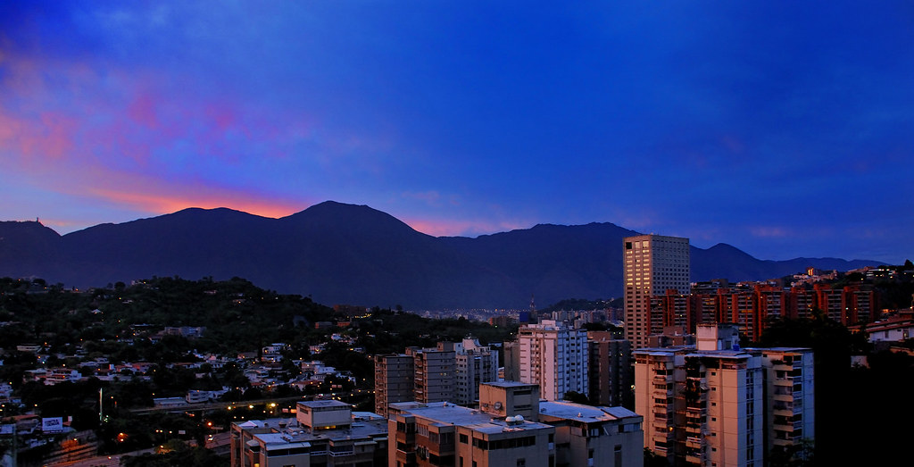 solcire_wicca's tweet photo. Como no amar con locura sus colores, si cada tarde nos regala matices que te pueden robar el aliento, Ávila imponente y eterna, Caracas única y perfecta, inspiradora y enérgica. 

Describe Caracas en 3 palabras 🔽
Fuerte, madre, liberadora... https://t.co/dF7oUVz15d