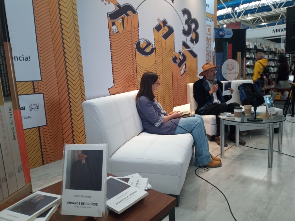 FenalMX's tweet image. En compañía de Ana Paulina Calvillo, Víctor Sahuatoba nos presenta su libro ‘Ensayos de cronos’. 🪶
#MiFenal