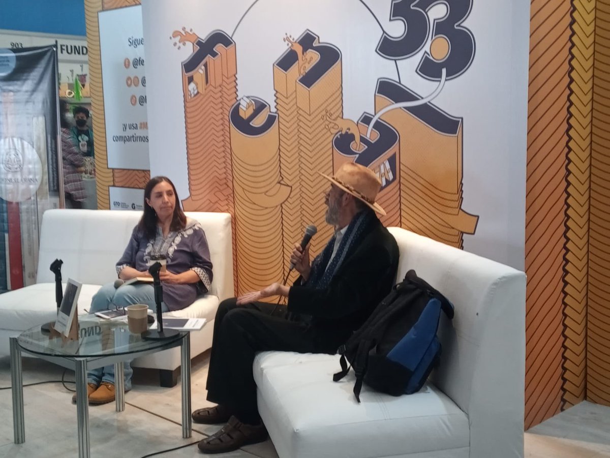 FenalMX's tweet image. En compañía de Ana Paulina Calvillo, Víctor Sahuatoba nos presenta su libro ‘Ensayos de cronos’. 🪶
#MiFenal