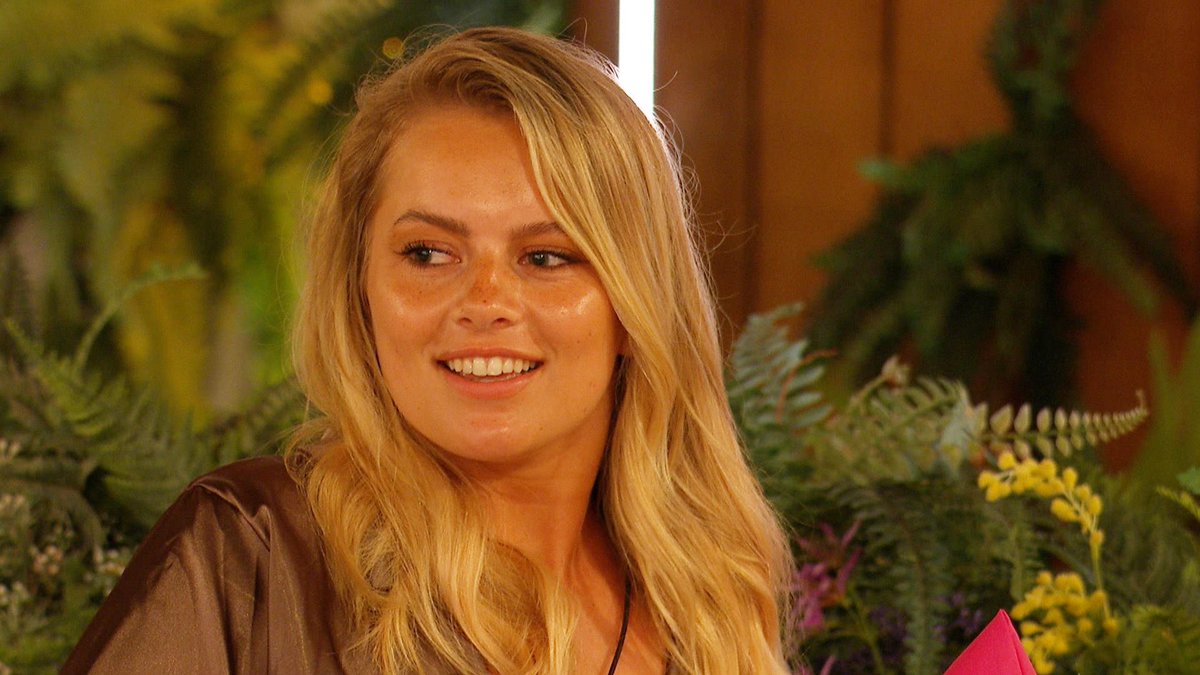 HenHew19's tweet photo. The media villain vs the real villain 
#LoveIsland https://t.co/CxPCHlNTZB
