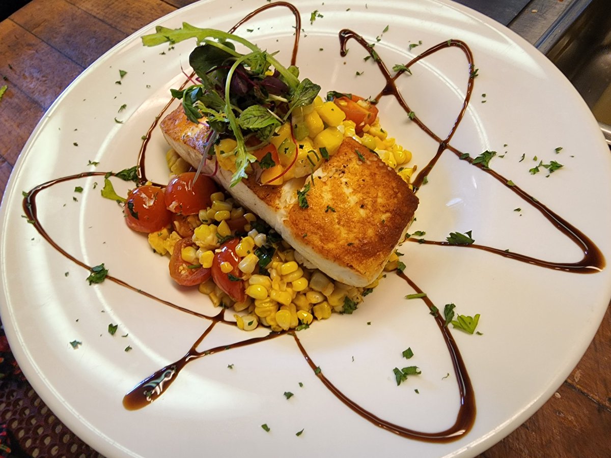 EddieGChef's tweet photo. Montauk NY
Pan Seared Halibut ° Sautee Local Corn, Tomato &amp; Basil Medley ° Mango Salsa ° Balsamic Reduction 
#summer #longisland #montauk #topside #ChefEddieG #Kitchen #foodnetwork #halibut
 @chefuniforms @rlschreiber @elorenzo8

https://t.co/0l5mf17JM9 https://t.co/b4844IQQGL