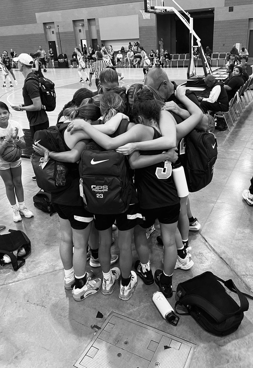gabbyhelsom's tweet photo. Closing out the AAU season going 4-1, with a Top 5 finish in the Platinum bracket in the Aqua Division at @TFNsRun4Roses! Thankful to have been able to go out with a win with some of my best friends and best coaches. #opsfamily https://t.co/iGjlpdFRZh