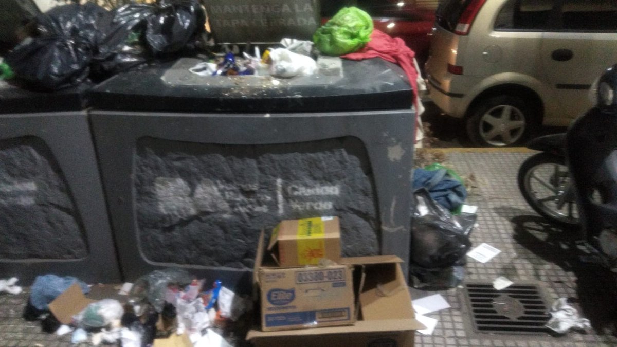 AledelOnce's tweet photo. @horaciorlarreta por qué nos obligan a los @buenosvecinosBA a vivir así? Esta es la basura que se genera gracias al descontrol que se genera con 7 mil manteros en 9 manzanas. Intervengan de la na vez @jorgemacri @MarceDaless @jbmahiques Es una decisión política. 2023 está cerca https://t.co/4RvKJRQqPl