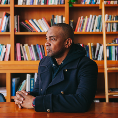 Resmaa Menakem talks Black healing &amp; ‘Quaking of America’ - #ResmaaMenakem’s latest book gives a guide to Black and white Americans on how to prepare their minds &amp; bodies for a #racialwar following the Jan. 6th Insurrection. #BlackHealing #QuakingofAmerica bit.ly/3ux0SBt?utm_me…