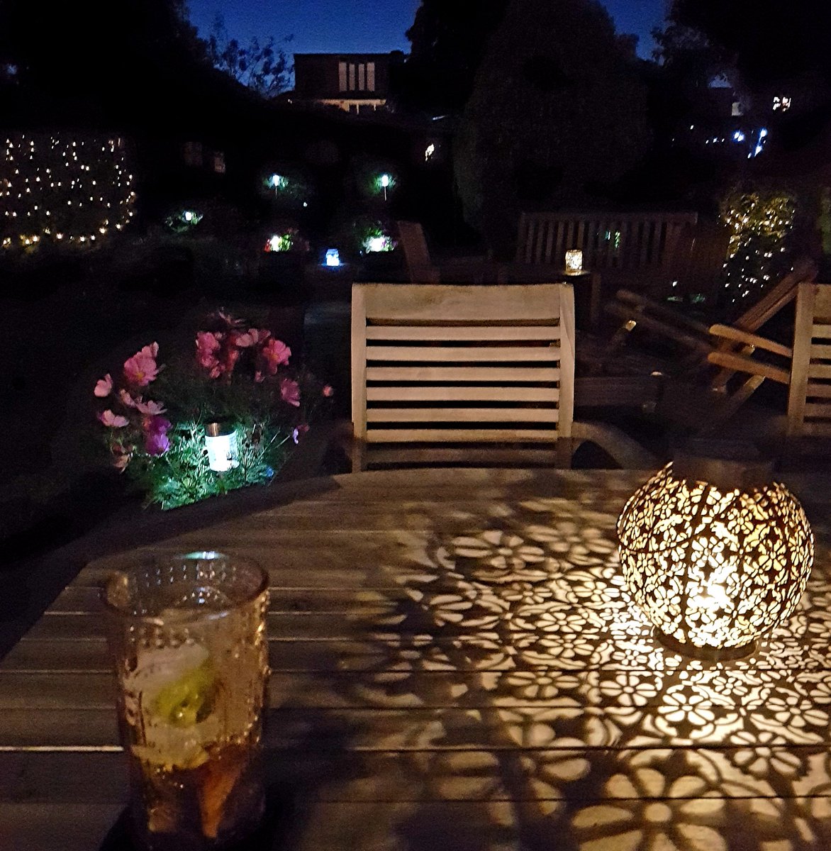 fauldsie's tweet image. So warm this evening.😁😁👍🍷